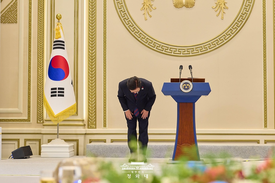 이재명 대통령이 1월 2일 청와대 영빈관에서 열린 2026년 신년인사회에서 신년사를 마치고 인사하고 있다.