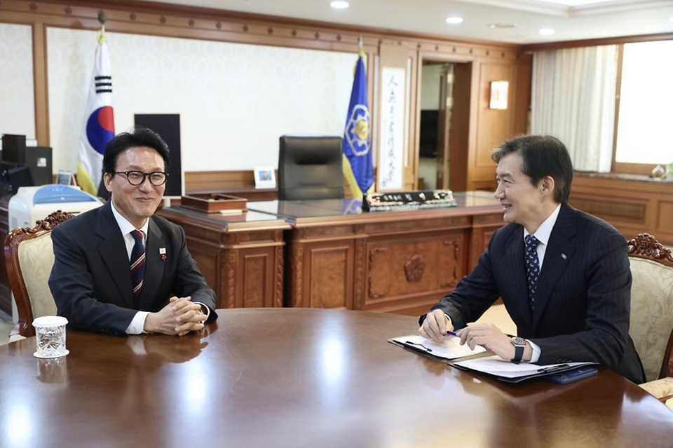 김민석 국무총리가 1월 5일 세종대로 정부서울청사에서 조국, 조국혁신당 대표와 면담을 하고 있다.