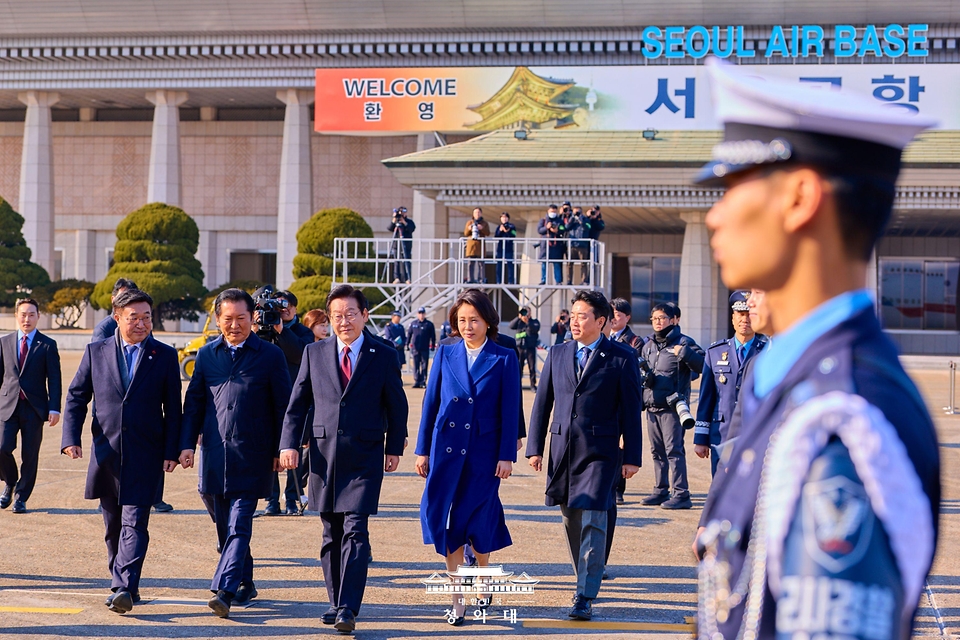 중국을 국빈방문하는 이재명 대통령과 김혜경 여사가 1월 4일 성남 서울공항에서 공군1호기로 이동하고 있다.