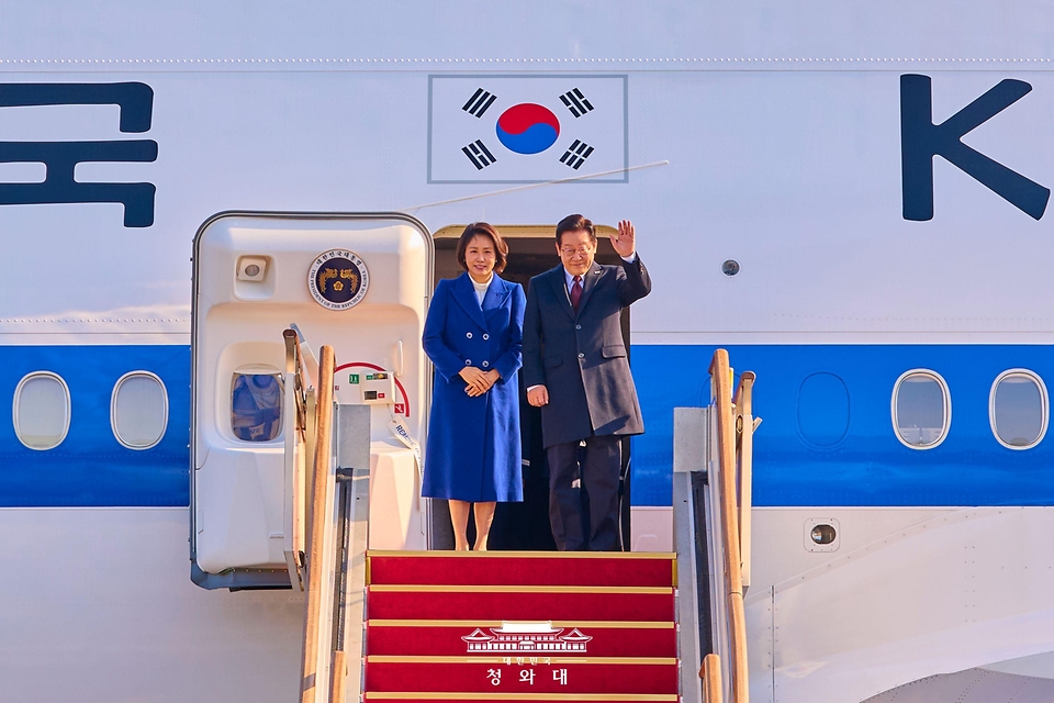 중국을 국빈방문하는 이재명 대통령과 김혜경 여사가 1월 4일 성남 서울공항 공군1호기에서 환송객에게 인사하고 있다.
