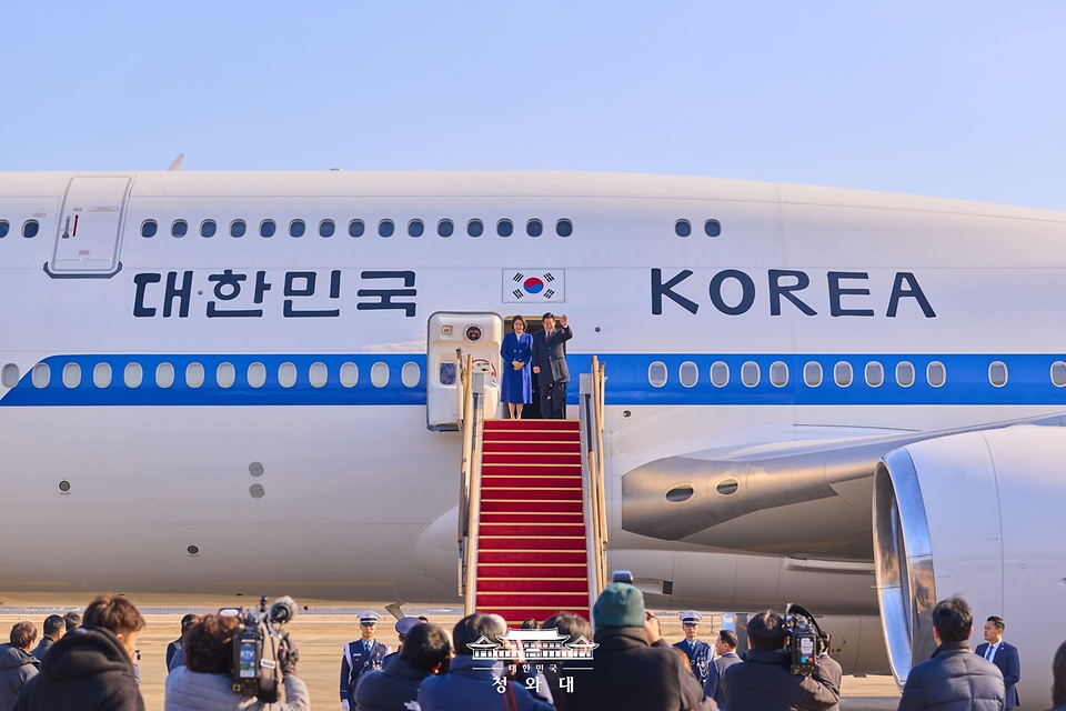 중국을 국빈방문하는 이재명 대통령과 김혜경 여사가 1월 4일 성남 서울공항 공군1호기에서 환송객에게 인사하고 있다.