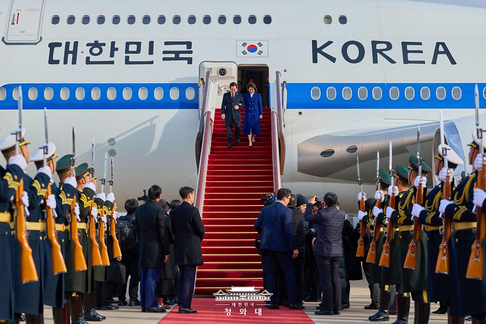 중국을 국빈방문하는 이재명 대통령과 김혜경 여사가 1월 4일 베이징 서우두 공항에 도착해 공군1호기에서 내리고 있다.