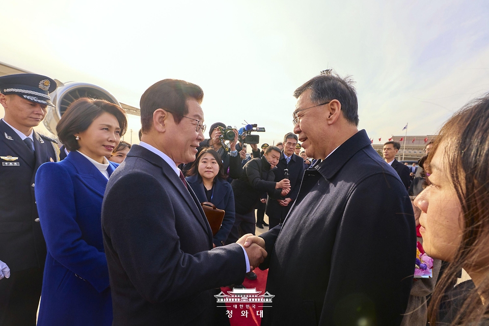 중국을 국빈방문한 이재명이 1월 4일 베이징 서우두 공항에서 환영 나온 인허쥔 중국 과학기술부장(장관)과 인사하고 있다.