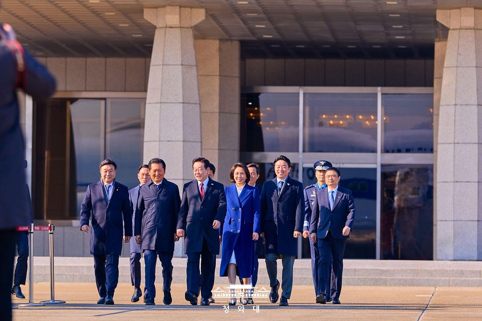 중국을 국빈방문하는 이재명 대통령과 김혜경 여사가 1월 4일 성남 서울공항에서 공군1호기로 이동하고 있다.