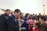 중국을 국빈방문한 이재명 대통령과 김혜경 여사가 1월 4일 베이징 서우두 공항에서 화동의 꽃다발을 받고 있다.