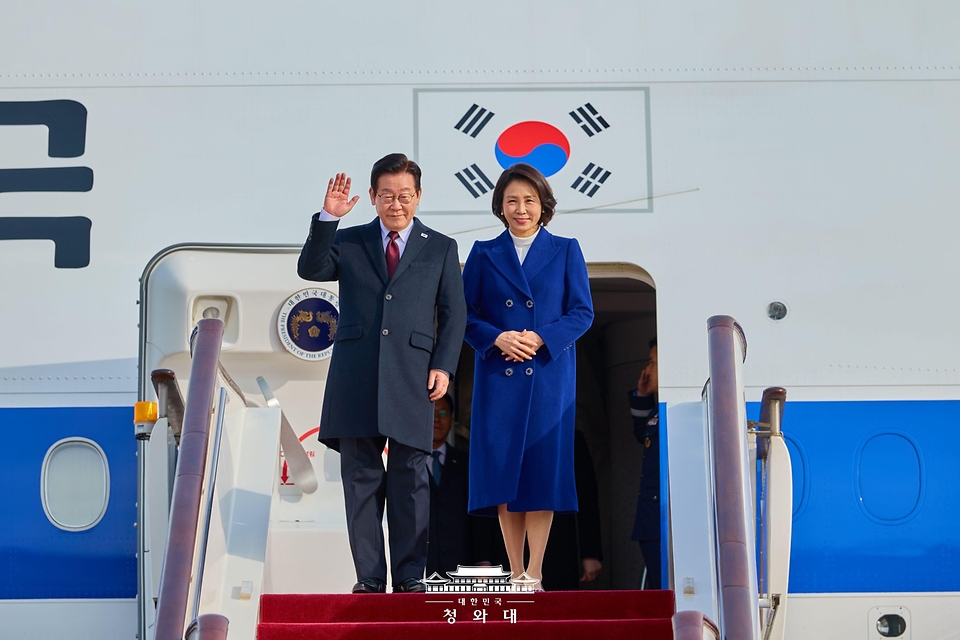 중국을 국빈방문하는 이재명 대통령과 김혜경 여사가 1월 4일 베이징 서우두 공항에 도착한 공군1호기에서 환영객에게 인사하고 있다.