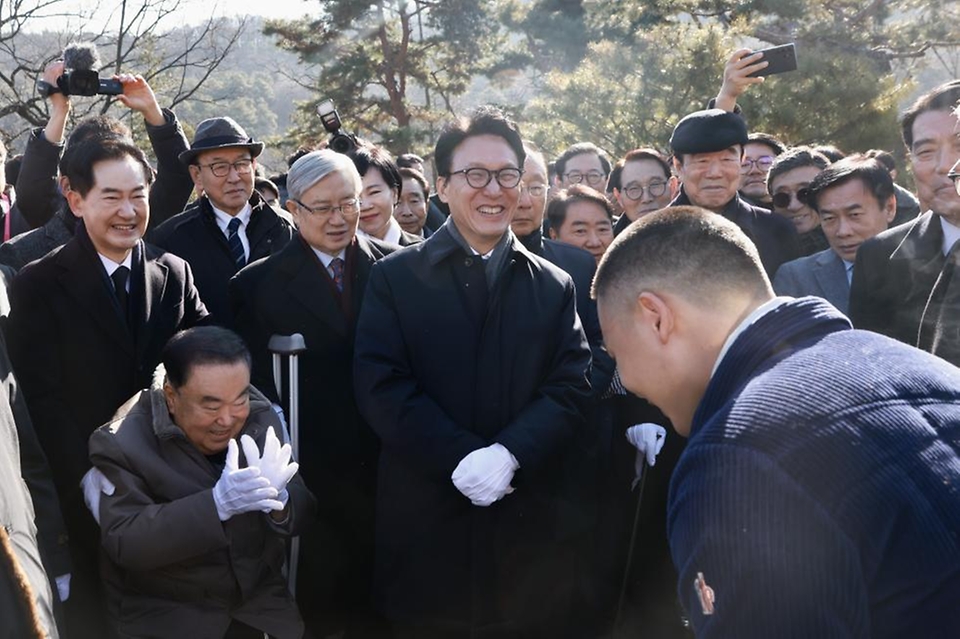김민석 국무총리가 6일 동작구 국립서울현충원 김대중 대통령 묘소에서 열린 김대중재단 신년하례에서 분향 및 묵념을 하고 있다.