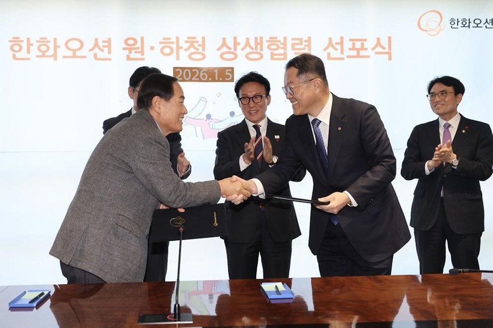 김민석 국무총리가 5일 중구 한화오션 서울사무소에서 열린 원·하청 상생협력 협약 선포식에 참석, 축사 및 기념촬영을 하고 있다.