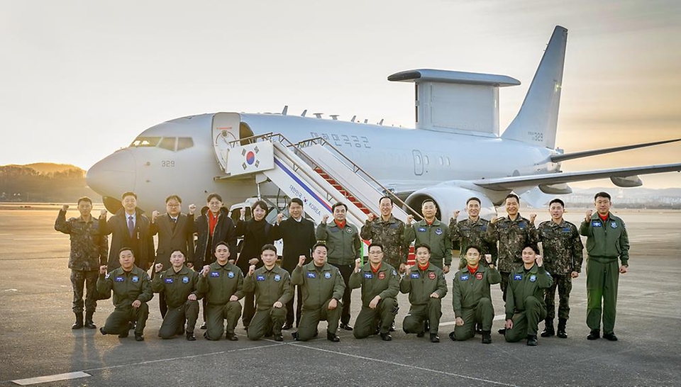 병오년 새해 첫날인 1월 1일 안규백 국방부 장관이 '하늘의 지휘소' 공군 항공통제기(E-737)에 올라 지휘비행과 군사대비태세 점검을 완료한 후 손석락 공군참모총장(오른쪽 여섯 번째)과 임무를 함께한 장병들과 함께 기념촬영하고 있다.