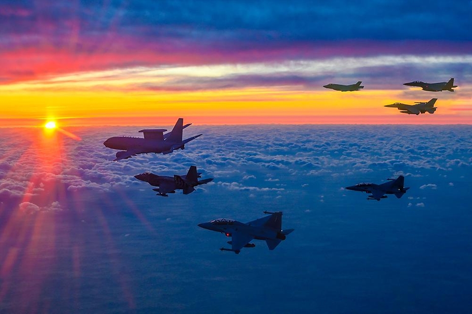 병오년 새해 첫날인 1월 1일 안규백 국방부 장관이 탑승한 '하늘의 지휘소' 공군 항공통제기 (E-737)가 KF-21, FA-50, TA-50 등 국산 전투기들을 포함한 총 6대의 공군 전투기들의 엄호를 받으며 한반도 전역의 군사대비태세를 점검하고 있다.