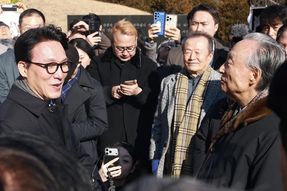 김민석 국무총리가 6일 동작구 국립서울현충원 김대중 대통령 묘소에서 열린 김대중재단 신년하례에서 분향 및 묵념을 하고 있다.