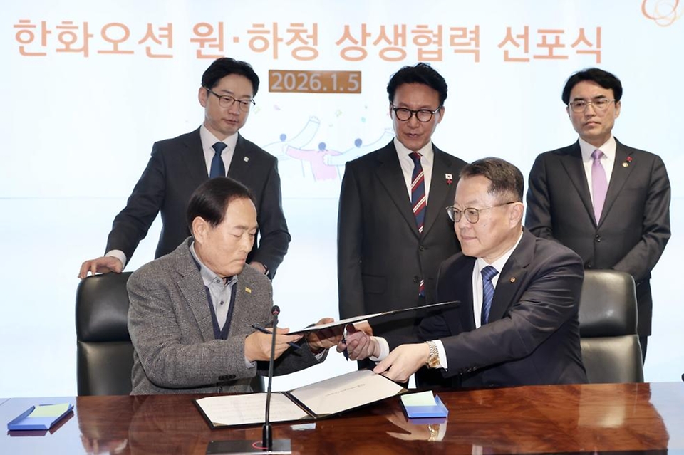 김민석 국무총리가 5일 중구 한화오션 서울사무소에서 열린 원·하청 상생협력 협약 선포식에 참석, 축사 및 기념촬영을 하고 있다.