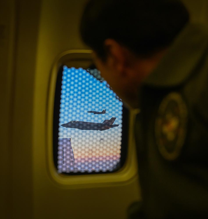 병오년 새해 첫날인 1월 1일 안규백 국방부 장관이 탑승한 '하늘의 지휘소' 공군 항공통제기(E-737)가 KF-21, FA-50, TA-50 등 국산 전투기들을 포함한 총 6대의 공군 전투기들의 엄호를 받으며 한반도 전역의 군사대비태세를 점검하고 있다.