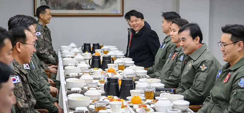병오년 새해 첫날인 1월 1일 안규백 국방부 장관이 '하늘의 지휘소' 공군 항공통제기(E-737)에 올라 지휘비행과 군사대비태세 점검을 완료한 후 임무를 함께한 장병들과 식사하고 있다.
