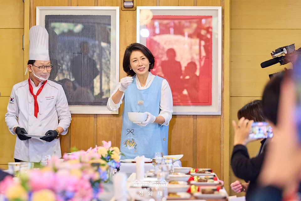 김혜경 여사가 1월 5일(현지 시간) 베이징 주중 한국대사관저에서 열린 한중 가교 역할 중국인 여성 초청 한식 오찬 간담회에서 참석자들을 위한 떡국을 준비하고 있다.