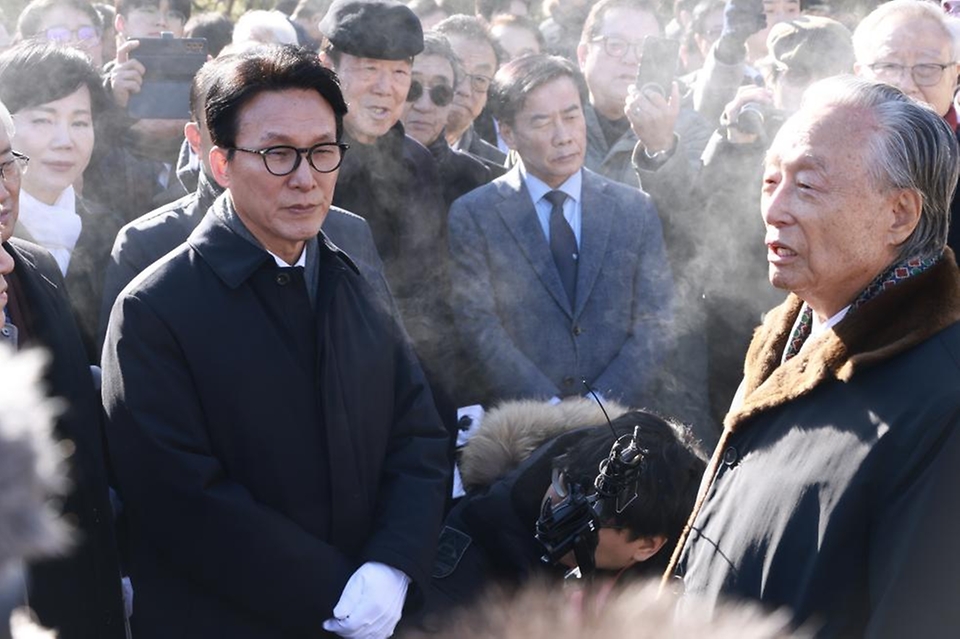 김민석 국무총리가 6일 동작구 국립서울현충원 김대중 대통령 묘소에서 열린 김대중재단 신년하례에서 분향 및 묵념을 하고 있다.