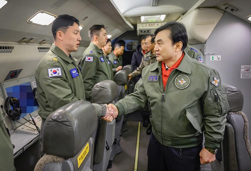 병오년 새해 첫날인 1월 1일 안규백 국방부 장관이 '하늘의 지휘소' 공군 항공통제기(E-737)에 탑승하여 항공통제사를 격려하고 있다.