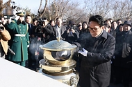 김민석 국무총리가 6일 동작구 국립서울현충원 김대중 대통령 묘소에서 열린 김대중재단 신년하례에서 분향 및 묵념을 하고 있다.