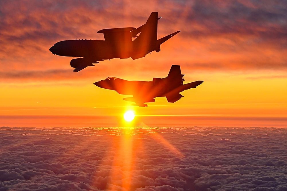 병오년 새해 첫날인 1월 1일 안규백 국방부 장관이 탑승한 '하늘의 지휘소' 공군 항공통제기(E-737)가 KF-21 등 국산 전투기들을 포함한 총 6대의 공군 전투기들의 엄호를 받으며 한반도 전역의 군사대비태세를 점검하고 있다.