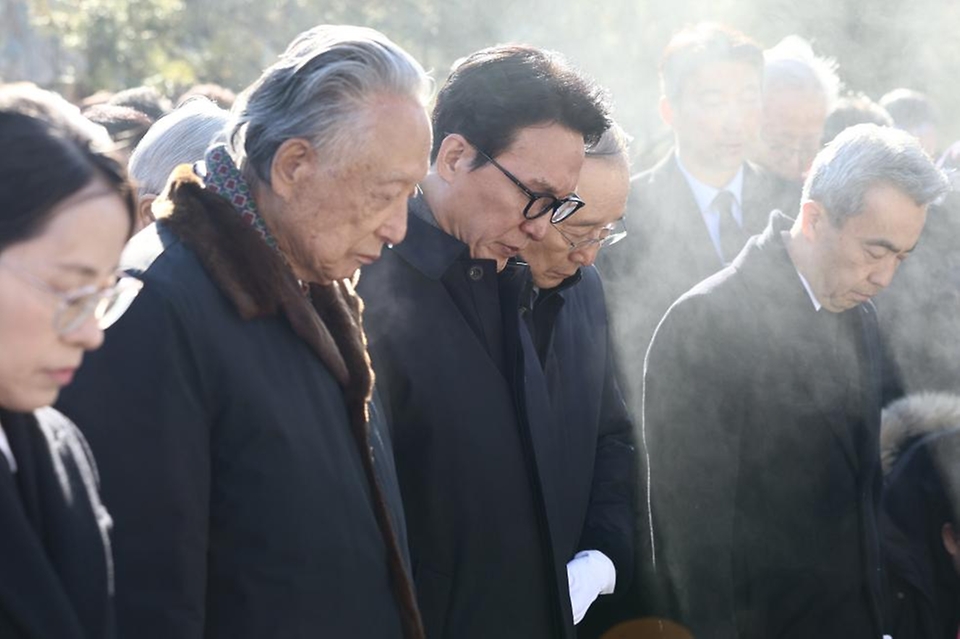 김민석 국무총리가 6일 동작구 국립서울현충원 김대중 대통령 묘소에서 열린 김대중재단 신년하례에서 분향 및 묵념을 하고 있다.