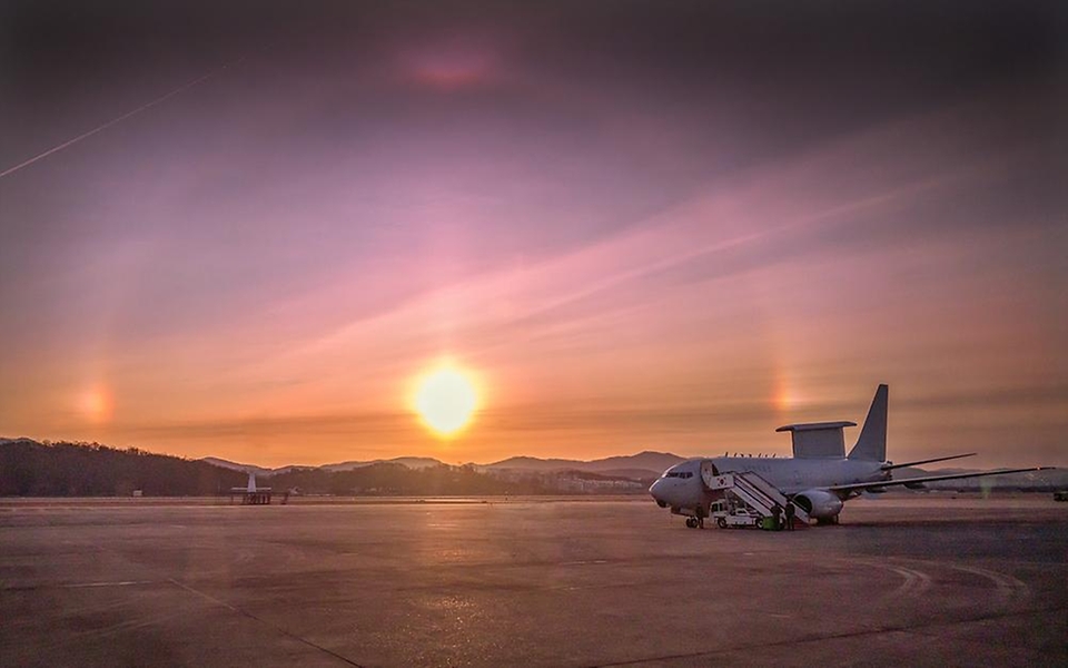 병오년 새해 첫날인 1월 1일 안규백 국방부 장관이 '하늘의 지휘소' 공군 항공통제기(E-737)에 올라 지휘비행과 군사대비태세를 점검하고 있다.