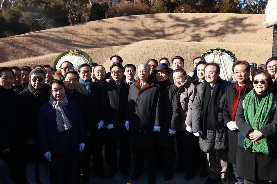 김민석 국무총리가 6일 동작구 국립서울현충원 김대중 대통령 묘소에서 열린 김대중재단 신년하례에서 분향 및 묵념을 하고 있다.