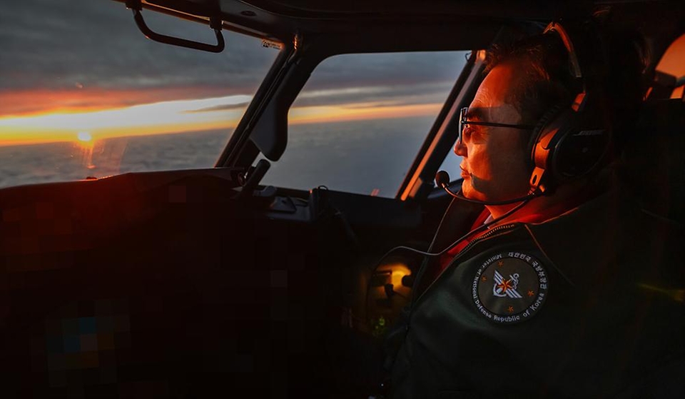 병오년 새해 첫날인 1일 안규백 국방부 장관이 '하늘의 지휘소' 공군 항공통제기(E-737)에 탑승해 군사대비태세를 점검하고 있다.