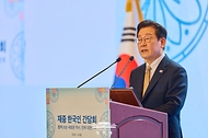 이재명 대통령이 1월 4일 중국 베이징 한 호텔에서 열린 재중 한국인 간담회에서 인사말을 하고 있다.