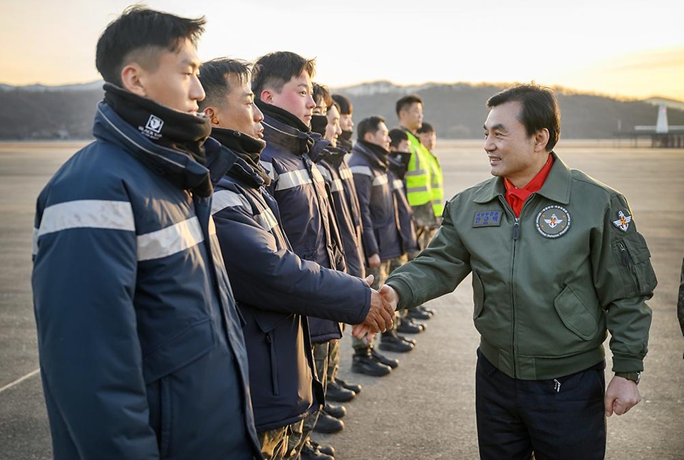 병오년 새해 첫날인 1월 1일 안규백 국방부 장관이 '하늘의 지휘소' 공군 항공통제기(E-737)에 올라 지휘비행과 군사대비태세 점검을 완료한 후 임무를 함께한 장병들과 악수를 나누고 있다.