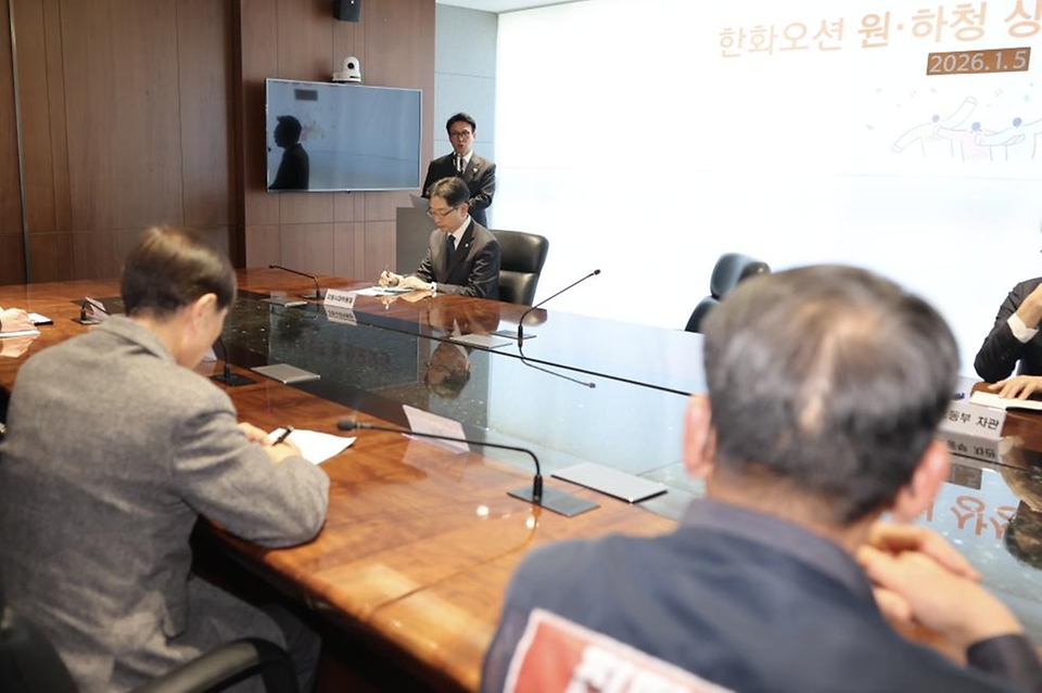 김민석 국무총리가 5일 중구 한화오션 서울사무소에서 열린 원·하청 상생협력 협약 선포식에 참석, 축사 및 기념촬영을 하고 있다.