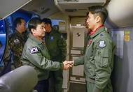 병오년 새해 첫날인 1월 1일 안규백 국방부 장관이 '하늘의 지휘소' 공군 항공통제기(E-737)에 탑승하여 항공통제사를 격려하고 있다.