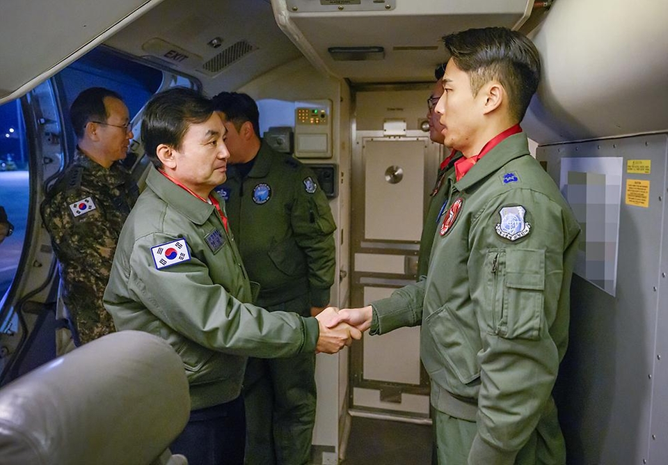 병오년 새해 첫날인 1월 1일 안규백 국방부 장관이 '하늘의 지휘소' 공군 항공통제기(E-737)에 탑승하여 항공통제사를 격려하고 있다.