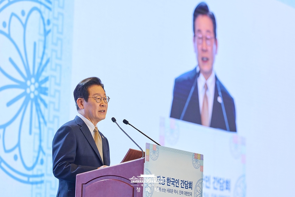 이재명 대통령이 1월 4일 중국 베이징 한 호텔에서 열린 재중 한국인 간담회에서 인사말을 하고 있다.