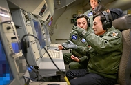 병오년 새해 첫날인 1월 1일 안규백 국방부 장관이 '하늘의 지휘소' 공군 항공통제기(E-737)에 탑승해 군사대비태세를 점검하고 있다.