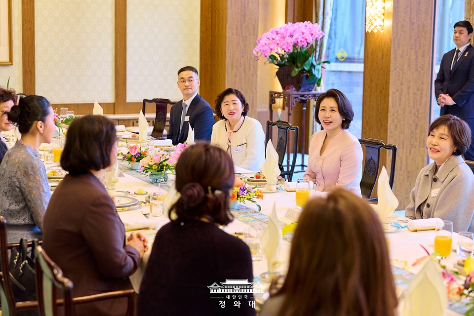 김혜경 여사가 1월 6일(현지 시간) 중국 베이징 조어대에서 재중 한인 여성 활동가 초청 오찬 간담회를 하고 있다.