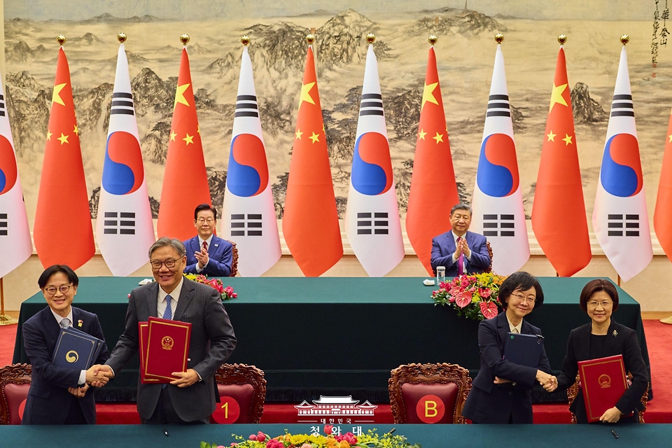 김정관(왼쪽부터) 산업통상부 장관과 왕원타오 중국 상무부 부장, 오유경 식약처장과 쑨메이쥔 중국 해관총서 서장이 1월 5일(현지 시간) 중국 베이징 인민대회당에서 이재명 대통령과 시진핑 국가주석이 임석한 가운데 상무 협력 대화 신설 및 식품안전협력에 관한에 관한 MOU를 체결한 뒤 기념촬영을 하고 있다.