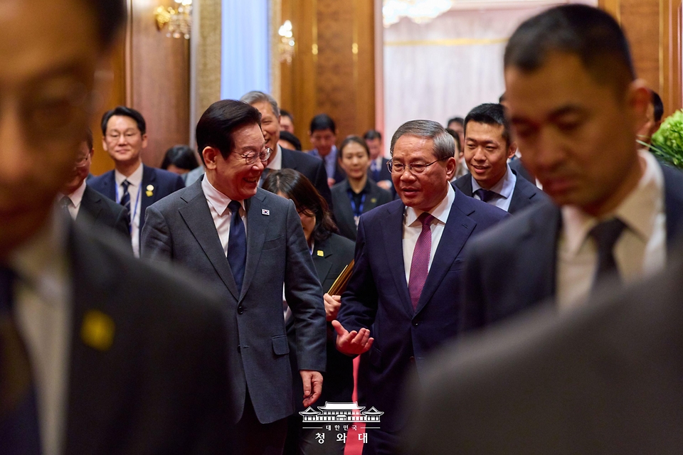 중국을 국빈 방문 중인 이재명 대통령이 1월 6일(현지 시간) 중국 베이징 조어대에서 리창 국무원 총리와 오찬을 위해 이동하며 대화하고 있다.