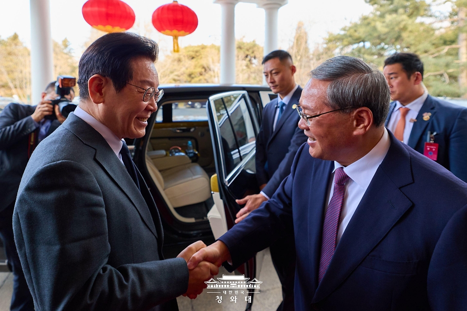 중국을 국빈 방문 중인 이재명 대통령이 1월 6일(현지 시간) 중국 베이징 조어대에서 리창 국무원 총리와 악수하고 있다.