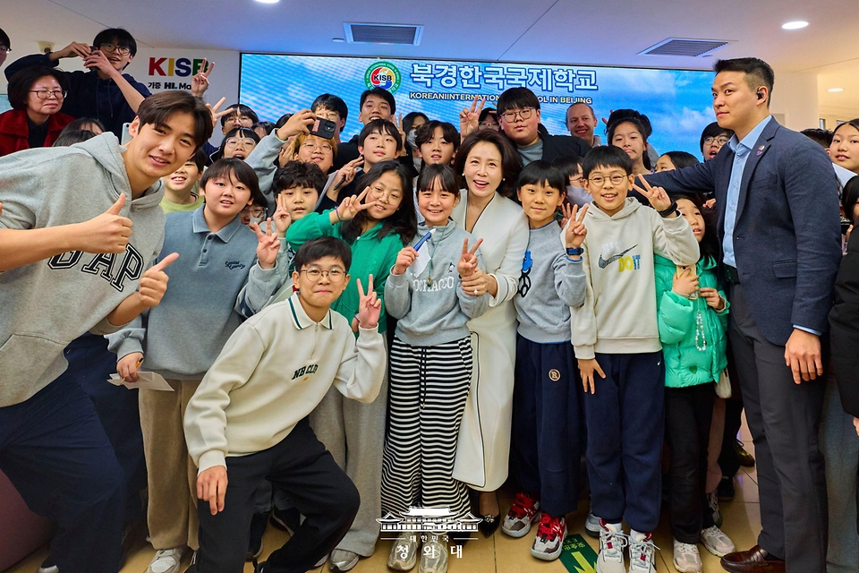 이재명 대통령과 함께 중국을 국빈 방문한 김혜경 여사가 1월 6일(현지 시간) 중국 베이징에 위치한 북경한국국제학교를 방문해 학생들과 기념촬영하고 있다.