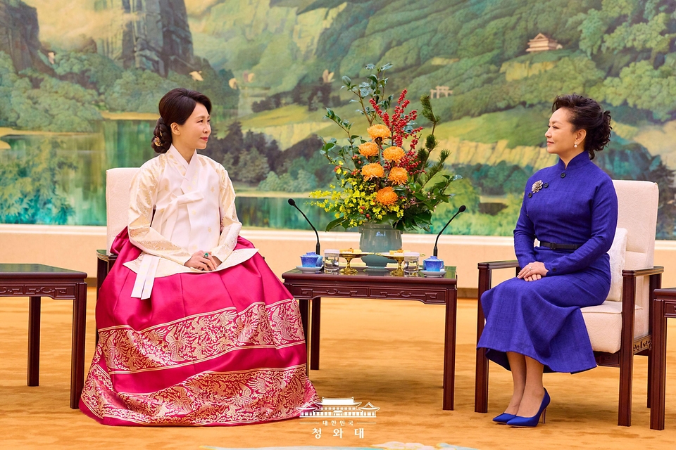 김혜경 여사와 펑리위안 여사가 1월 5일(현지 시간) 한-중 정상회담이 열리고 있는 중국 베이징 인민대회당에서 간담회를 하고 있다.