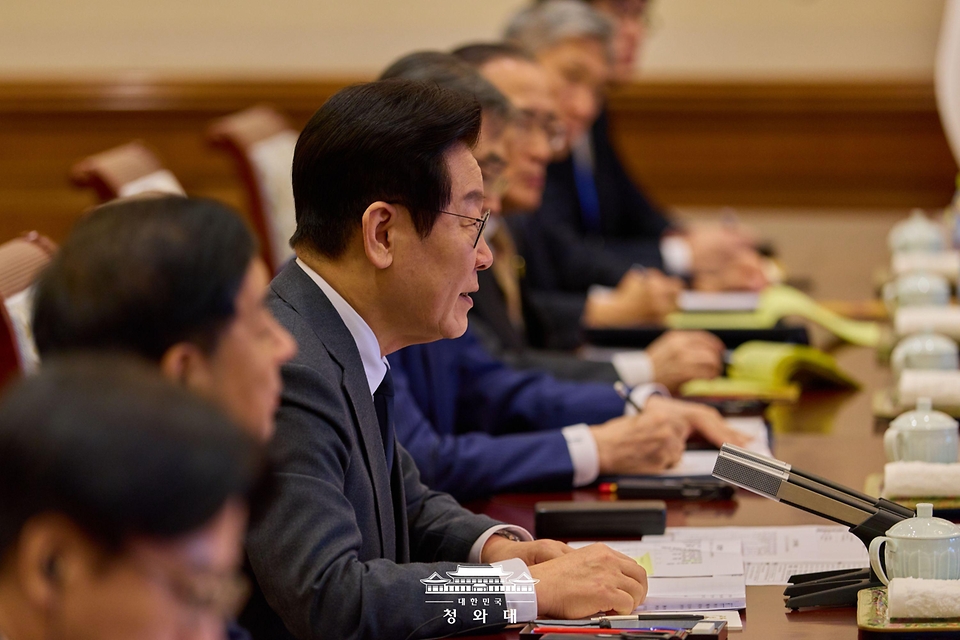 중국을 국빈 방문 중인 이재명 대통령이 1월 6일(현지 시간) 중국 베이징 조어대에서 리창 국무원 총리를 접견해 발언하고 있다.