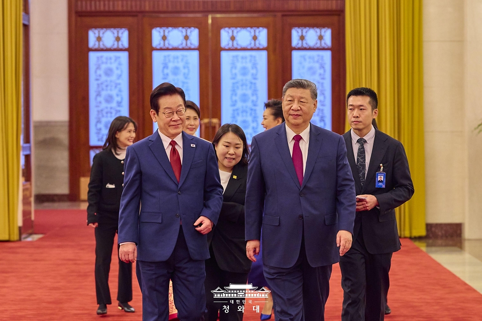 이재명 대통령과 시진핑 중국 국가주석이 1월 5일(현지 시간) 중국 베이징 인민대회당에서 열린 공식환영식 후 정상회담을 위해 이동하고 있다.