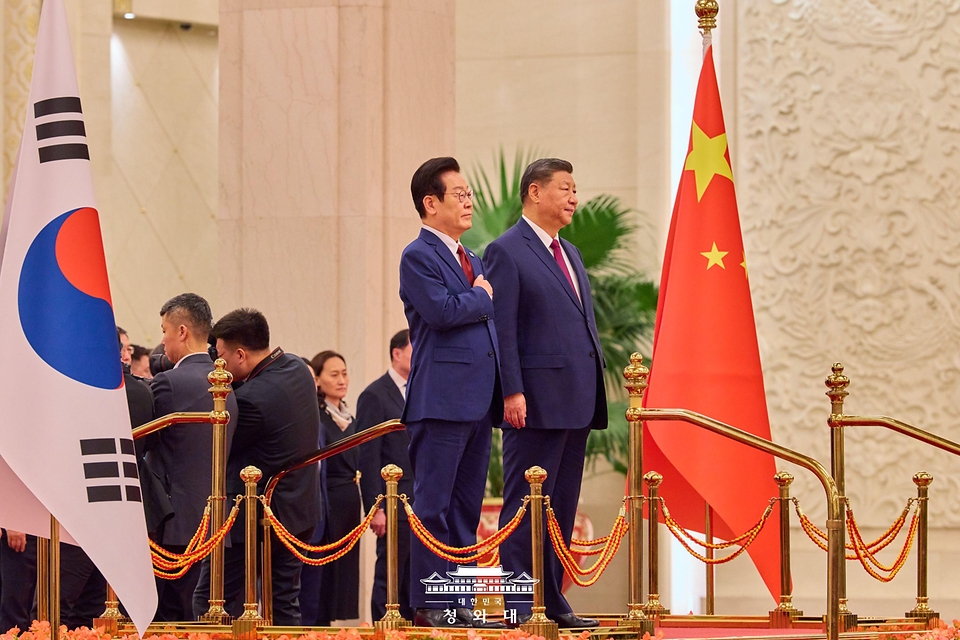 중국을 국빈 방문 중인 이재명 대통령이 1월 5일(현지 시간) 중국 베이징 인민대회당에서 열린 공식환영식에서 국기에 경례하고 있다. 