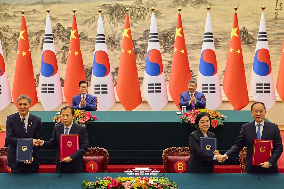 노재헌(왼쪽부터) 주중대사와 류웨이 중국 교통운수부 부장, 한성숙 중기부 장관과 리러칭 중국 공업정보화부 부장이 1월 5일(현지 시간) 중국 베이징 인민대회당에서 이재명 대통령과 시진핑 국가주석이 임석한 가운데 교통 분야 협력 및 중소기업과 혁신 분야에 관한에 관한 MOU를 체결한 뒤 기념촬영을 하고 있다.