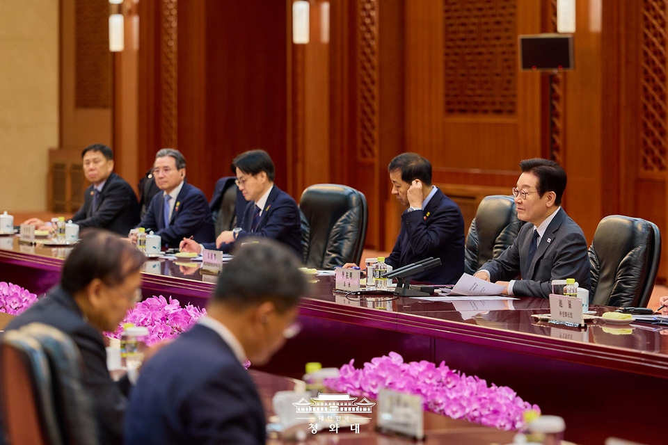 중국을 국빈 방문 중인 이재명 대통령이 1월 6일(현지 시간) 중국 베이징 인민대회당에서 자오러지 전국인민대표대회 상무위원장과 면담하고 있다.