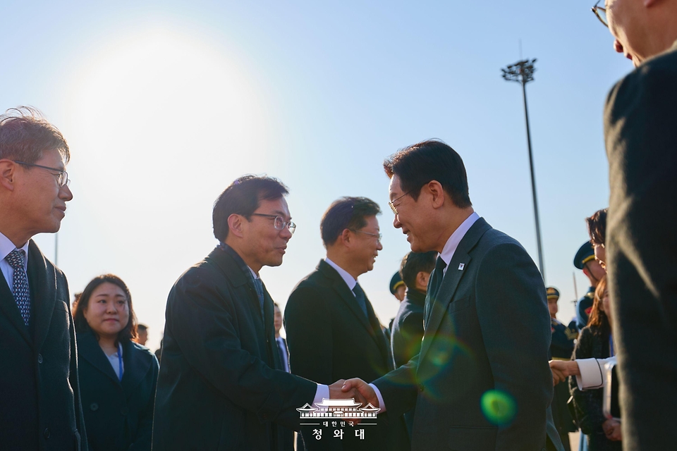 중국을 국빈방문 중인 이재명 대통령과 김혜경 여사가 1월 6일(현지 시간) 중국 베이징 서우두 공항에서 상하이행 공군 1호기 탑승 전 환송객과 인사하고 있다.