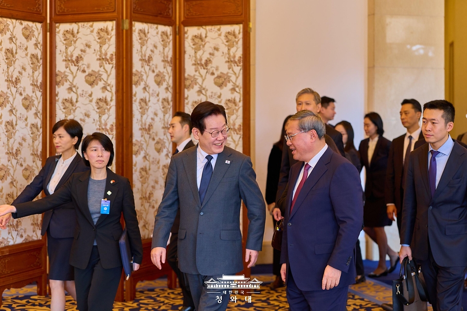 중국을 국빈 방문 중인 이재명 대통령이 1월 6일(현지 시간) 중국 베이징 조어대에서 리창 국무원 총리와 오찬을 위해 이동하며 대화하고 있다. 