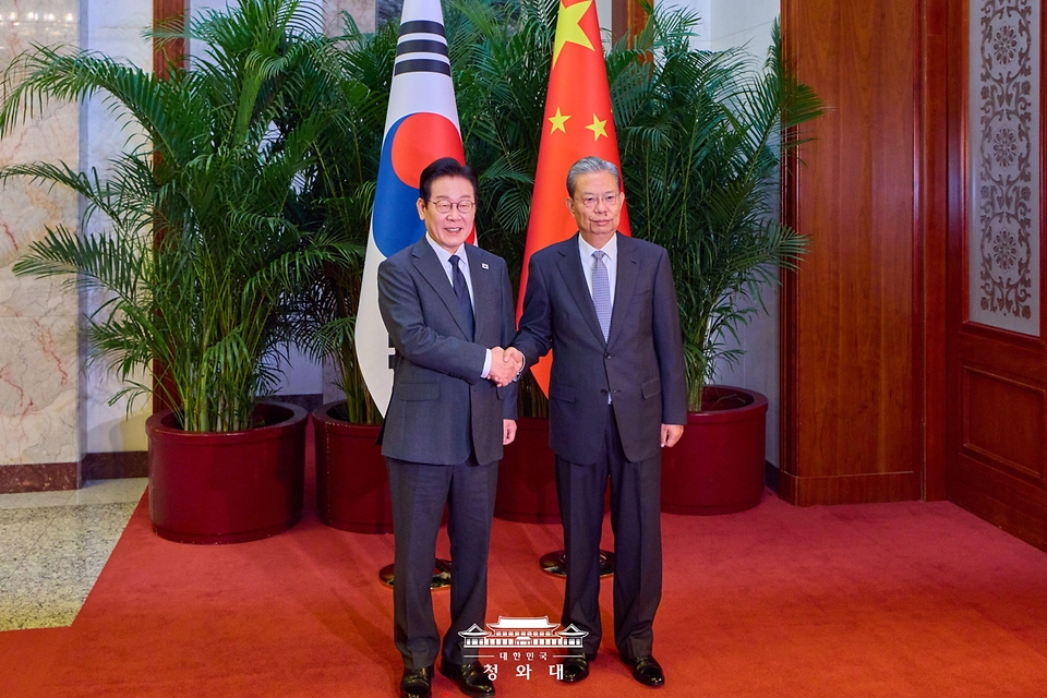 중국을 국빈 방문 중인 이재명 대통령이 1월 6일(현지 시간) 중국 베이징 인민대회당에서 자오러지 전국인민대표대회 상무위원장과 기념촬영을 하고 있다.
