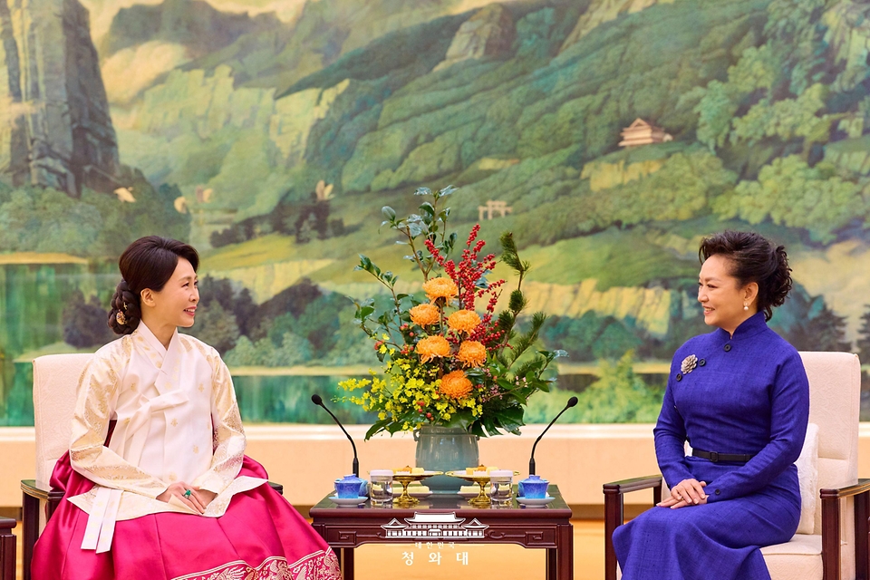 김혜경 여사와 펑리위안 여사가 1월 5일(현지 시간) 한-중 정상회담이 열리고 있는 중국 베이징 인민대회당에서 간담회를 하고 있다.