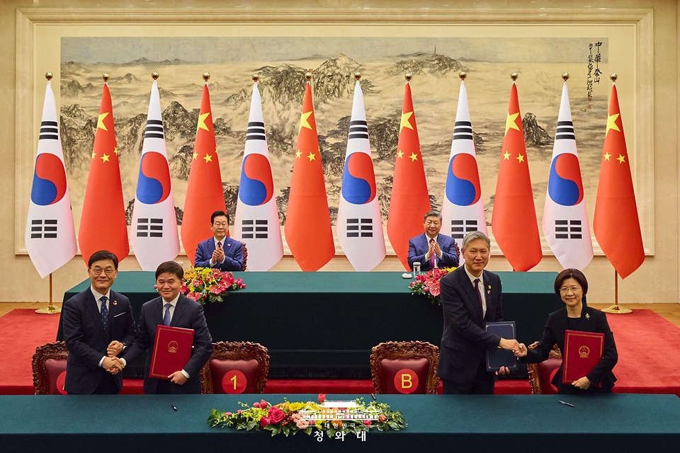 주대영(왼쪽부터) 국립공원공단 이사장과 류궈홍 중국 국가공원관리국 국장, 노재헌 주중대사와 쑨메이쥔 해관총서 서장이 1월 5일(현지 시간) 중국 베이징 인민대회당에서 이재명 대통령과 시진핑 국가주석이 임석한 가운데 국가공원관리당국 간 협력 및 수출입동식물 검역 분야 협력에 관한 MOU를 체결한 뒤 기념촬영을 하고 있다.